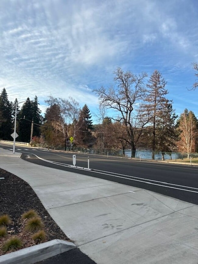 Foto del edificio - Riverfront Gated 2 Bedroom Luxury Condo!!