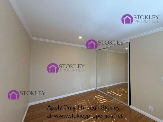 Foto del edificio - 323 Thistle Cir