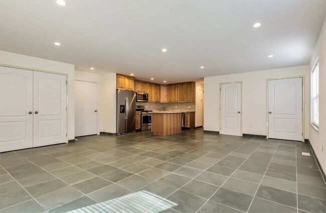 Building Photo - 400 Carney St
