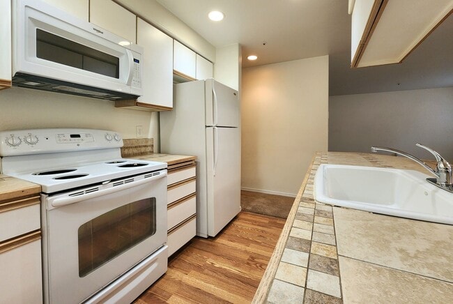 Building Photo - Everett Condo / 2 Bed/ 2 Bath / Everett Near Boeing