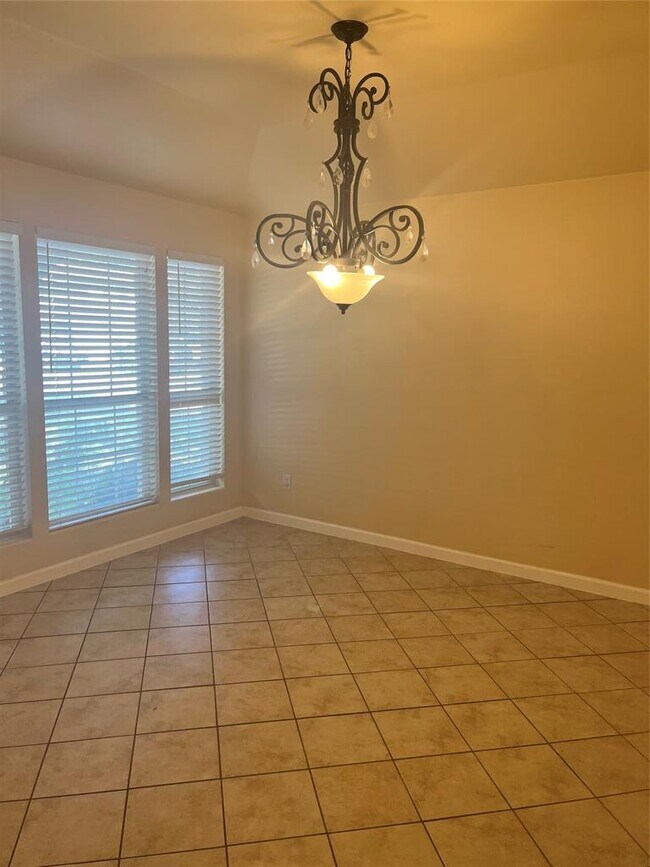 Foto del edificio - 1704 Ascot Ln