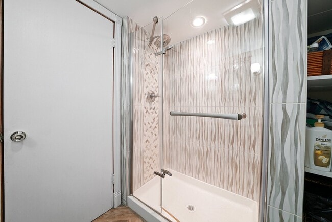 Building Photo - 6022 S Komensky Ave