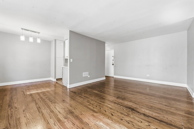Building Photo - 426 W Barry Ave