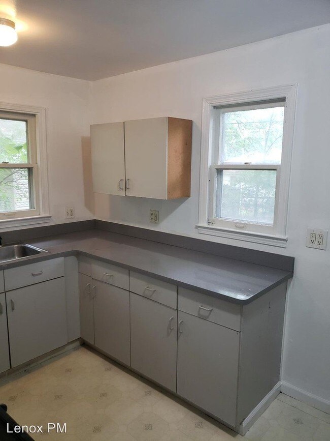Building Photo - 2 br, 1 bath House - 687 Scottwood