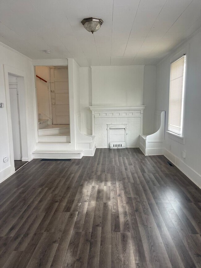 Building Photo - Large 3 Bedroom Home For Rent