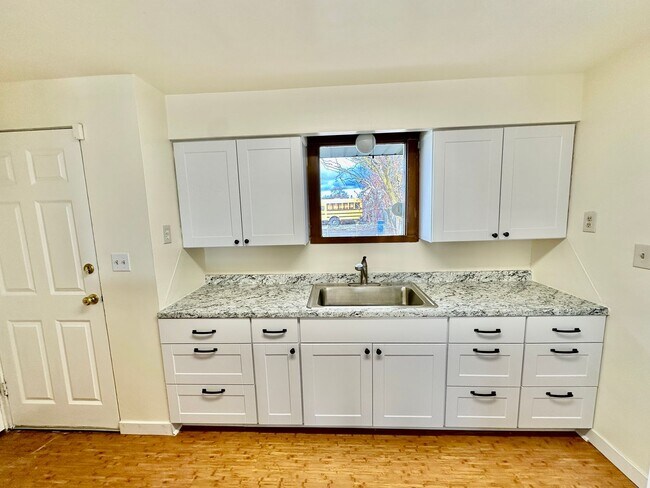 Foto del edificio - 1701 E Olympic Ave