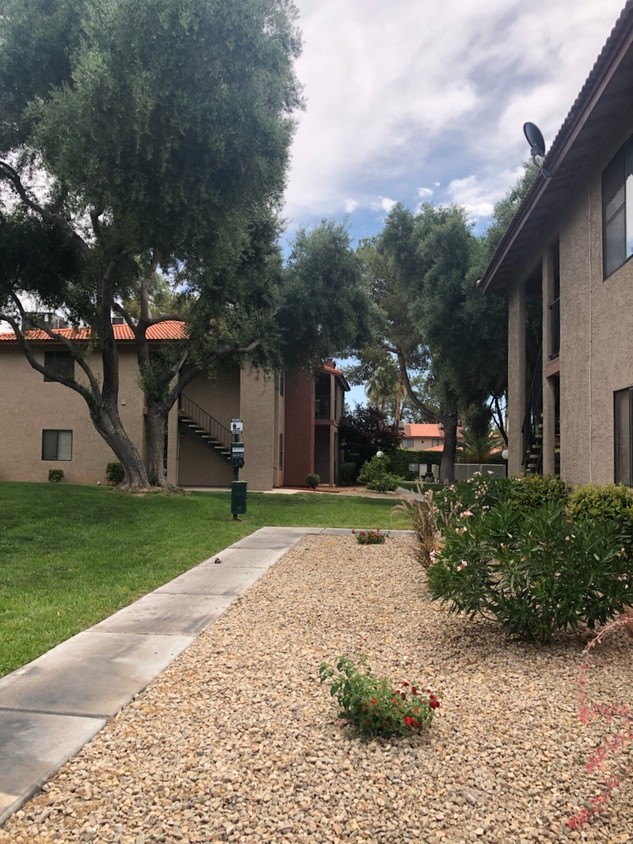 Paisaje bien mantenido - 5576 W Rochelle Ave