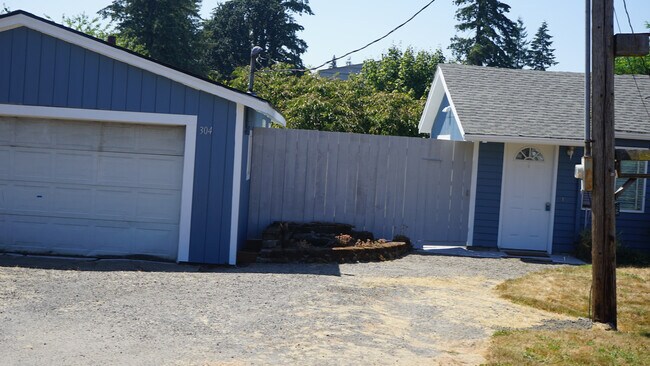 Building Photo - 304 SE 2nd Ave