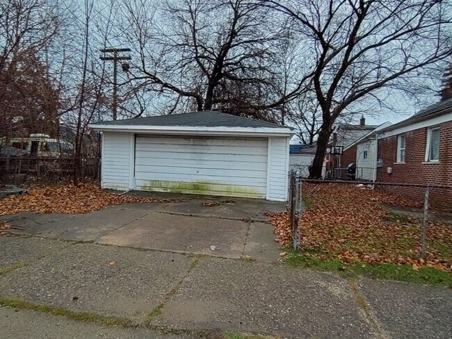 Building Photo - 3 bedroom 1 bathroom on the Eastside NOW A...