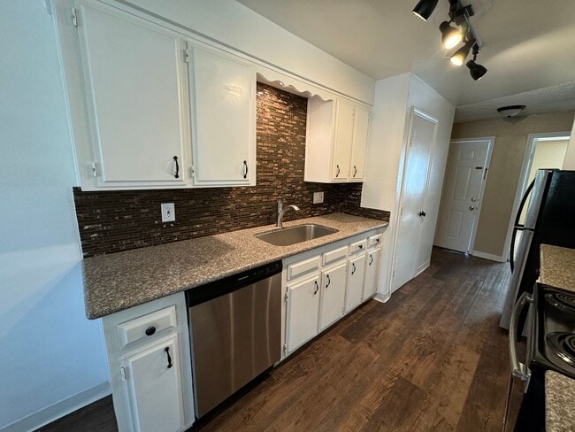 Building Photo - Twin Oaks Apartments