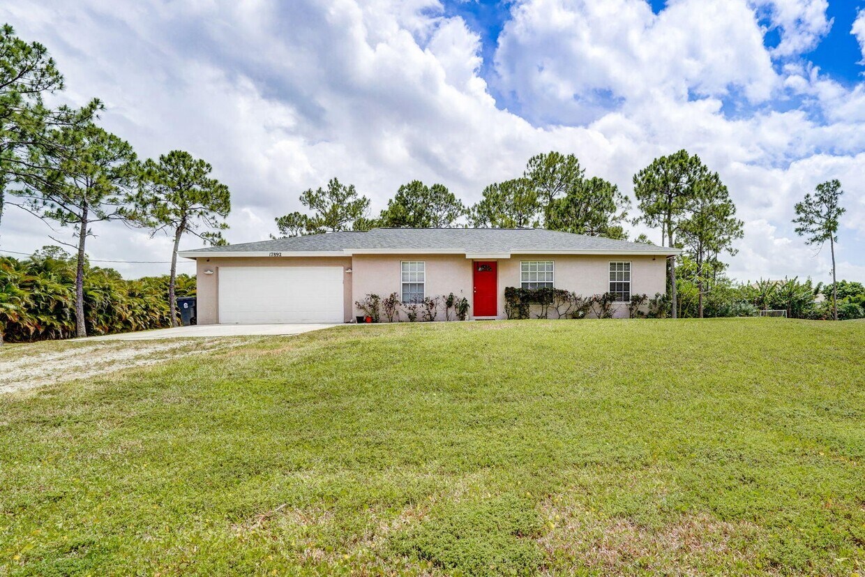 Foto principal - 17892 Hamlin Blvd