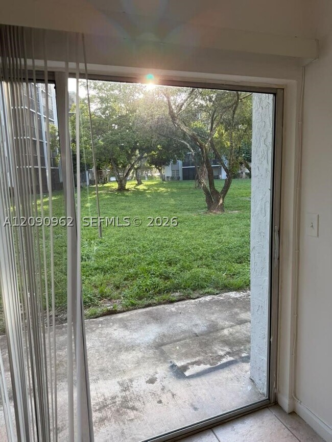 Foto del edificio - 8740 N Sherman Cir