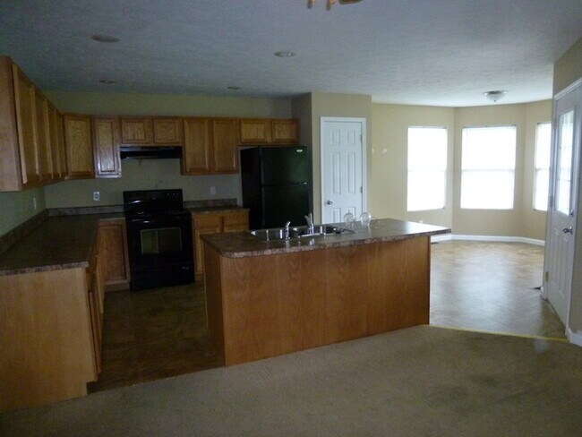 Foto del edificio - Open Concept 4 Bedroom Home & PETS WELCOME!!!