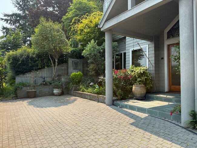 Foto del edificio - 7275 N Mercer Way
