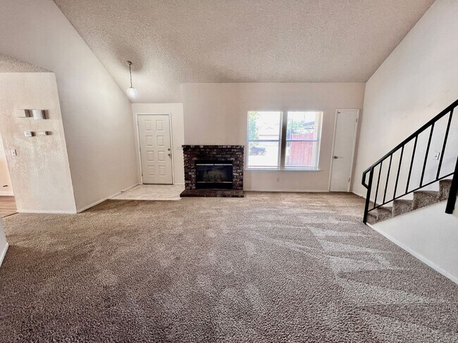 Foto del edificio - $2,050 Princeton & Brawley, 3 Bed - N Dewe...