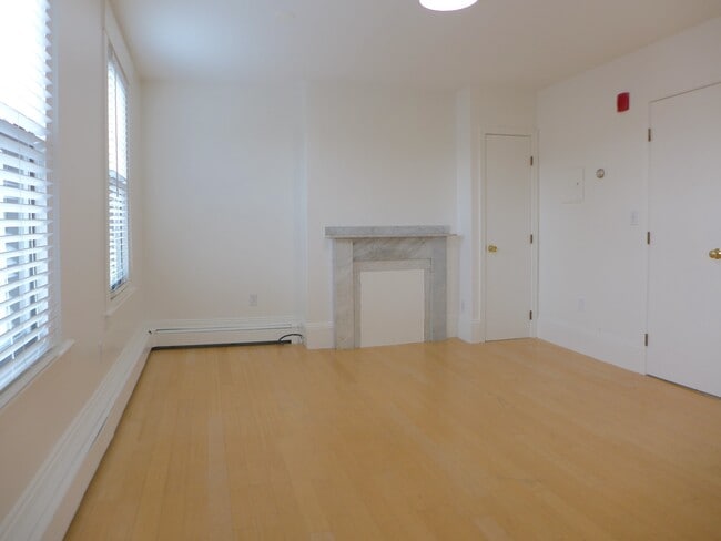 Building Photo - 16 Milford St