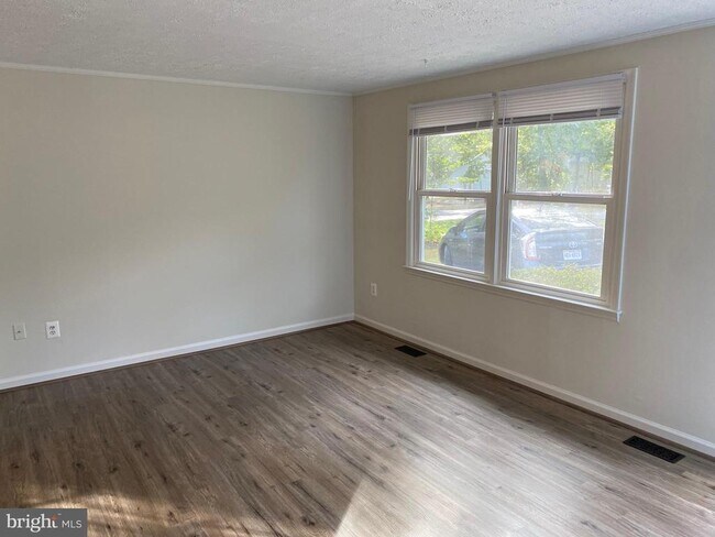 Building Photo - 611 Yorktown Blvd