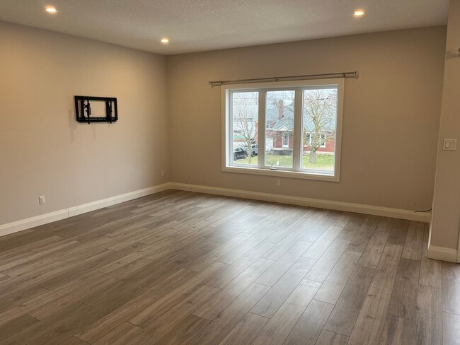 Building Photo - 32 Third Av