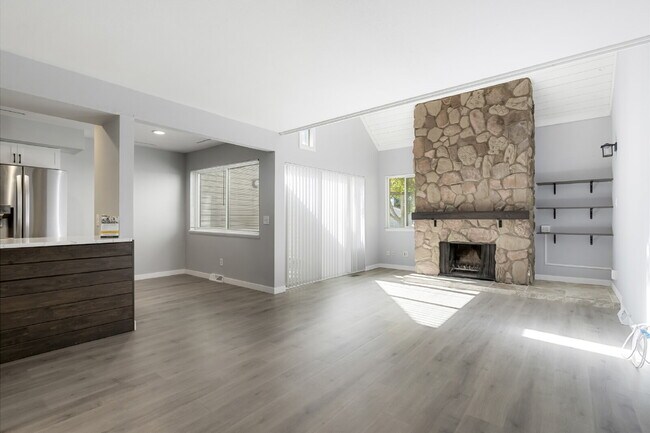 Foto del edificio - Updated Two-Bedroom with Carport Parking Next to Golf Course