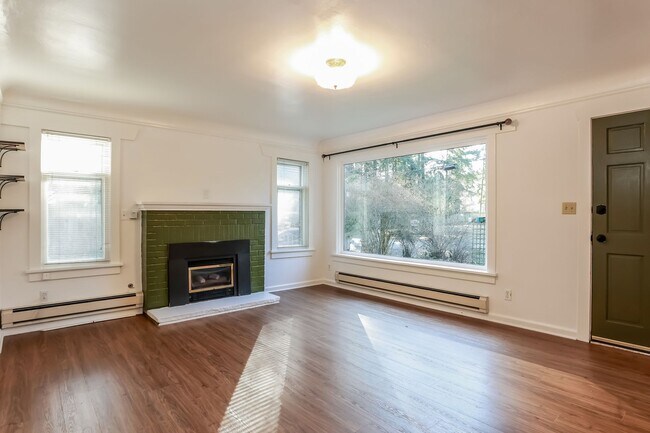 Foto del edificio - Charming 2 bed, 1 bath beautiful fir hardwood floors minutes to everything.