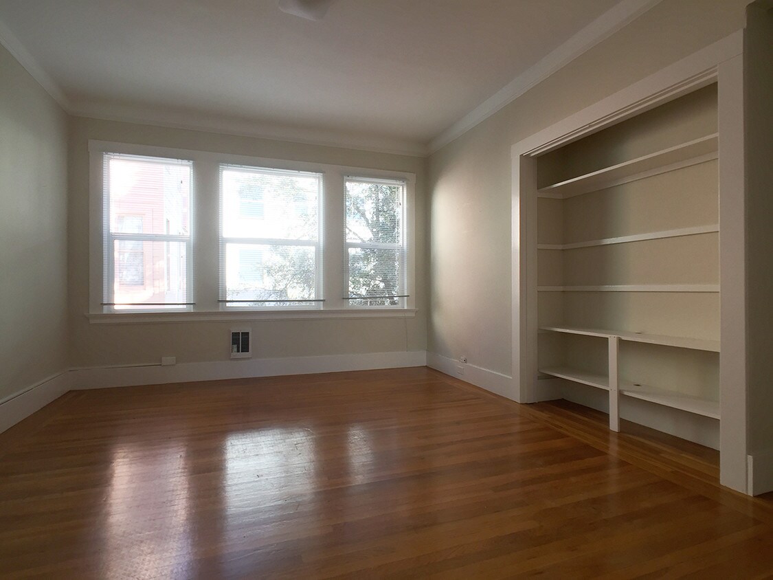 Primary Photo - 1642 Larkin St