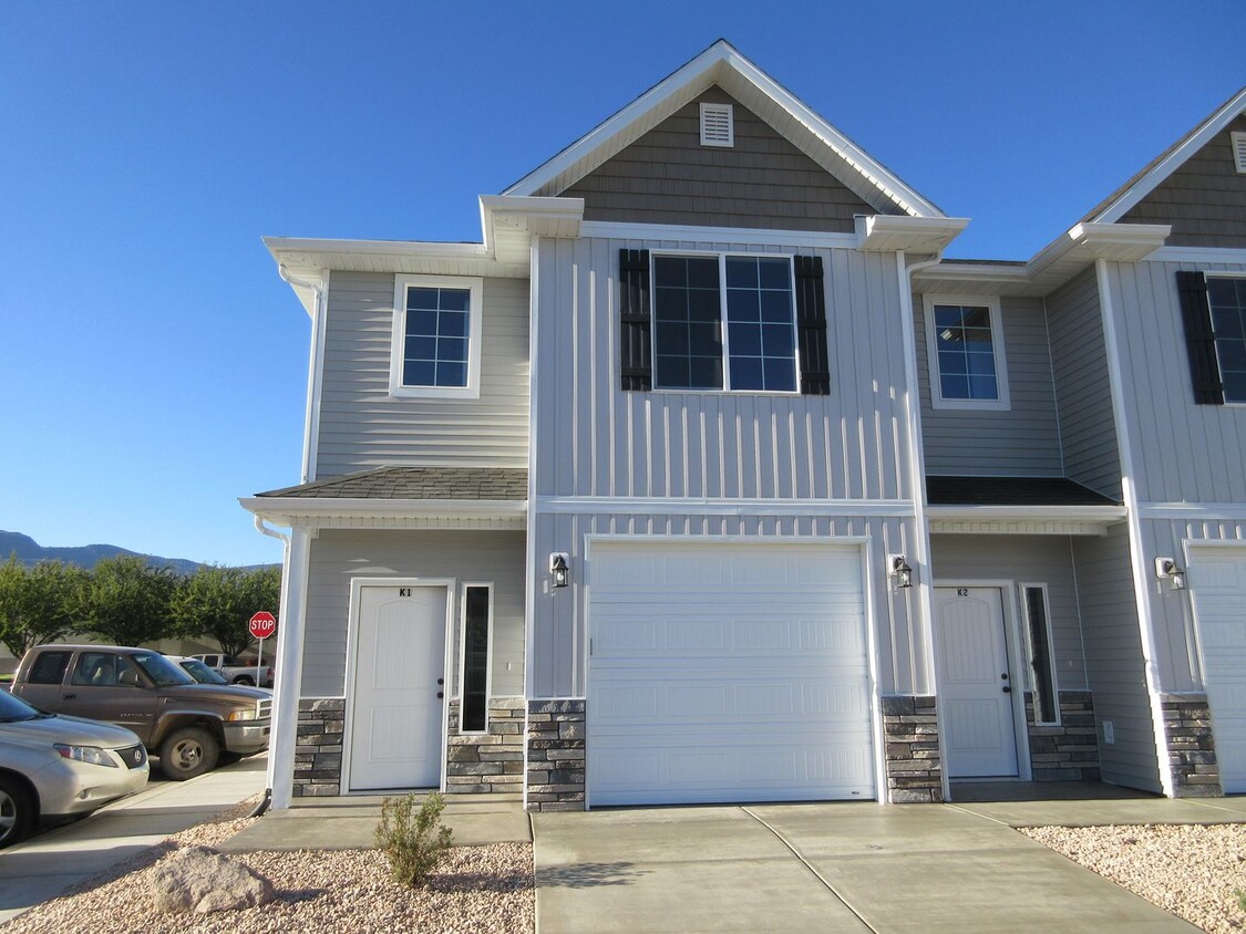 Foto principal - Move-In Bonus - Newer Town home living in ...