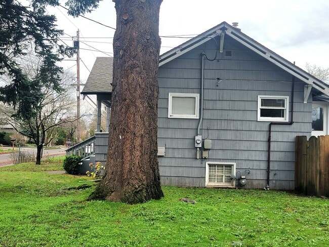 Building Photo - Are you looking for a short 5 Month Lease? | Cozy 1 Bed, 1 Bath Home in Desirable SE Portland