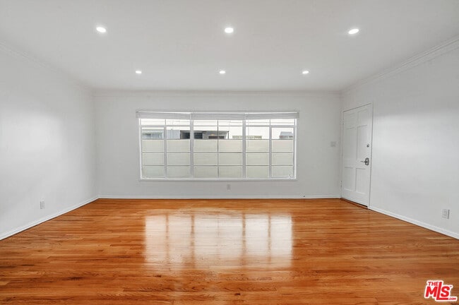 Building Photo - 476 S Roxbury Dr
