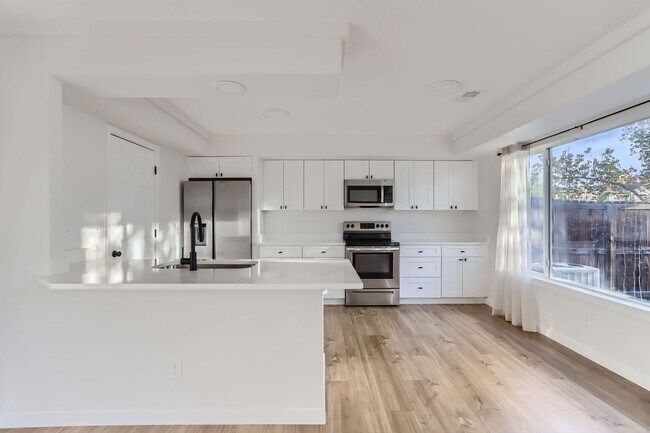 Foto del edificio - Modern 3-Bed 3-Bath Home Located in GreenV...
