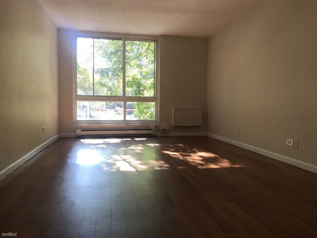 Building Photo - 4 br, 1.5 bath Apartment - 516 Main St #142
