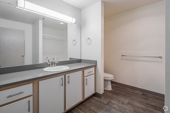 1BR, 1BA - 831SF - Bathroom - Regency Apartments