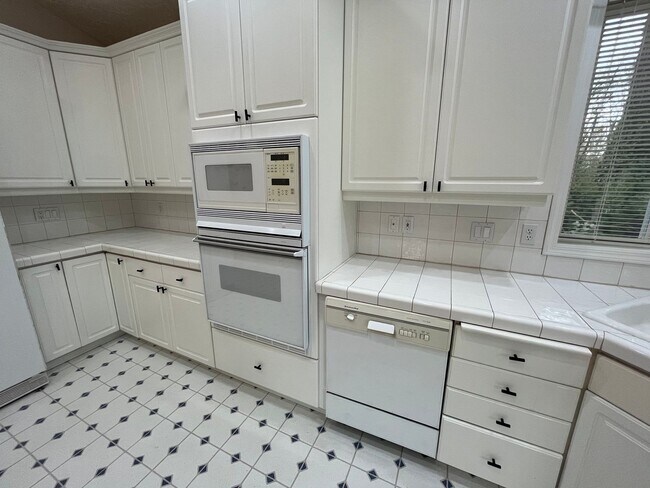 Building Photo - Clackamas Ranch 3 bedroom 2 bathroom - W/D...