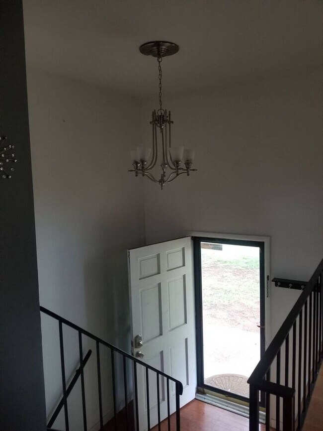 Building Photo - 3 BR / 1 BA Available for Rent!