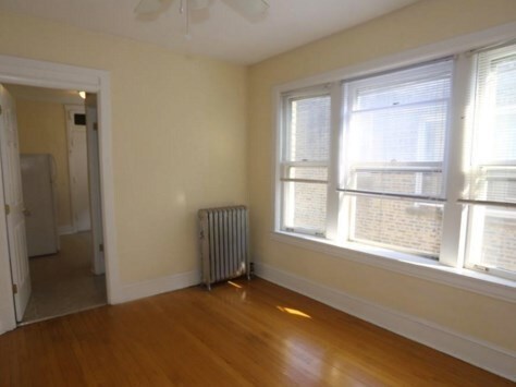 Building Photo - 5059 N Damen Ave