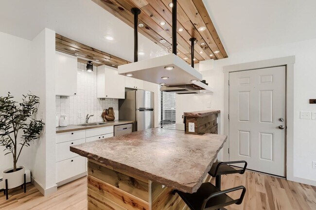 Building Photo - 2800 Kalmia Ave