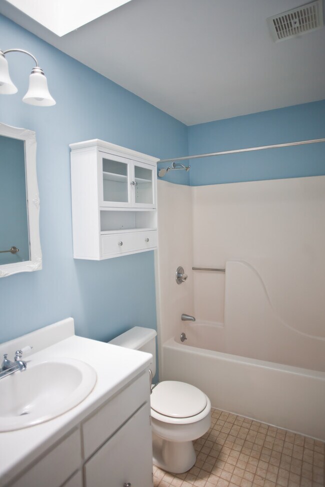 Foto del edificio - Two Bedroom Condo Minutes from Downtown!