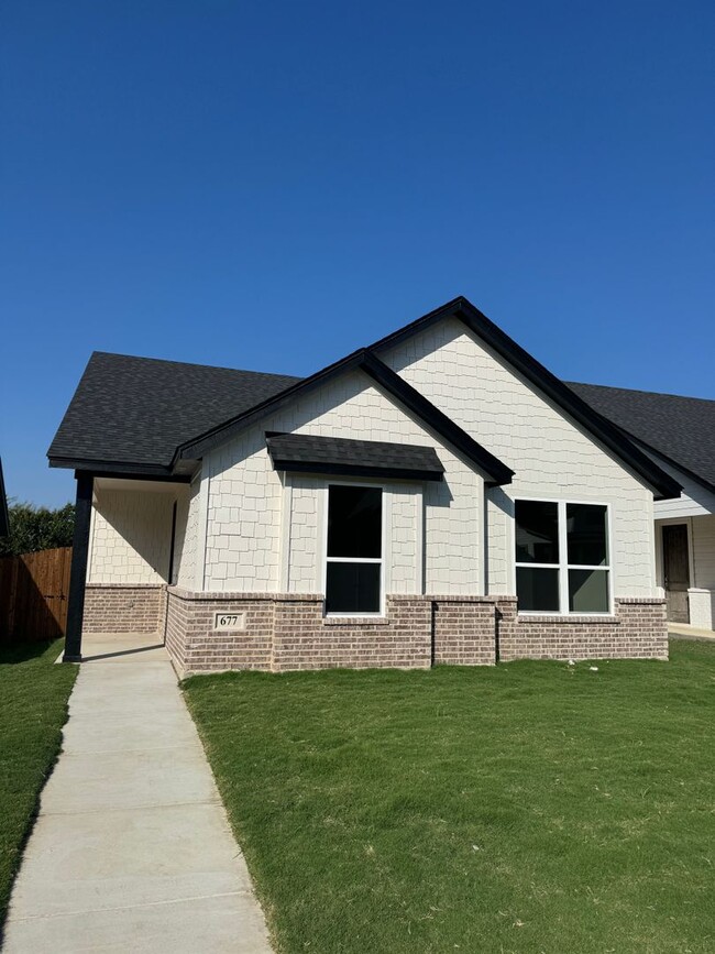 Building Photo - NEW CONSTRUCTION - 3/2/2 -FIREPLACE  Shake...