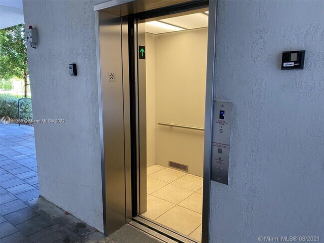 Foto del edificio - 7915 NW 104th Ave