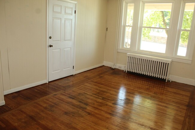Building Photo - 1st Floor Apartment