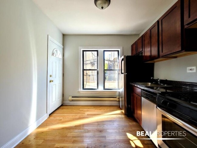 Foto del edificio - 0 bedroom in CHICAGO IL 60657