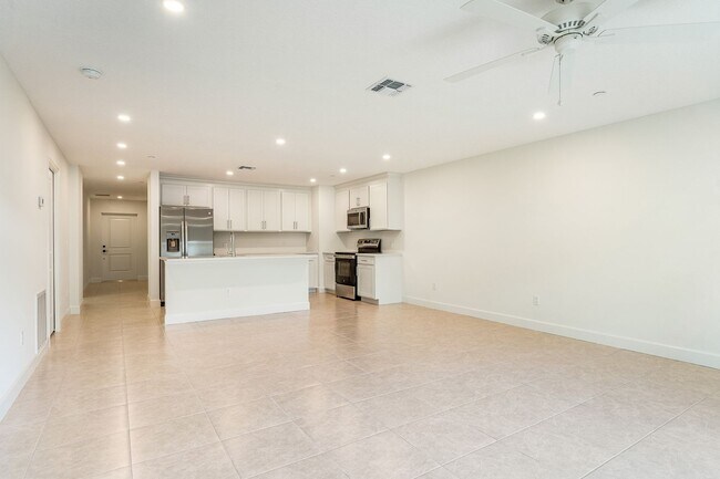 Foto del edificio - 2 Bedroom 2 Bath 1-Car Garage
