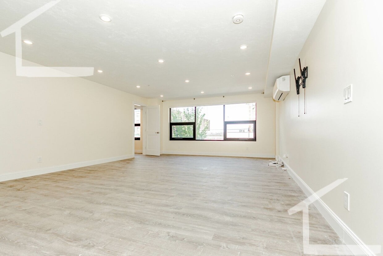 Spacious 1-Bedroom with Patio & Modern Fin... - Modern Studio on Commonwealth Ave – In-Uni...