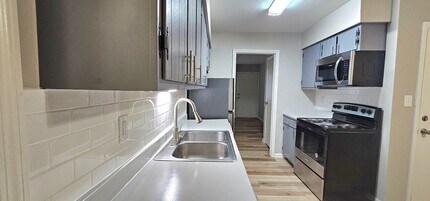 Building Photo - 3030-3032 Creekview Cir