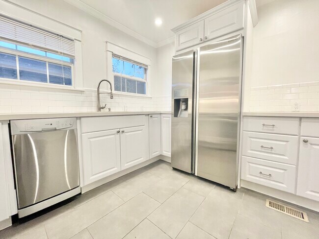 Building Photo - 1249 N Beachwood Dr