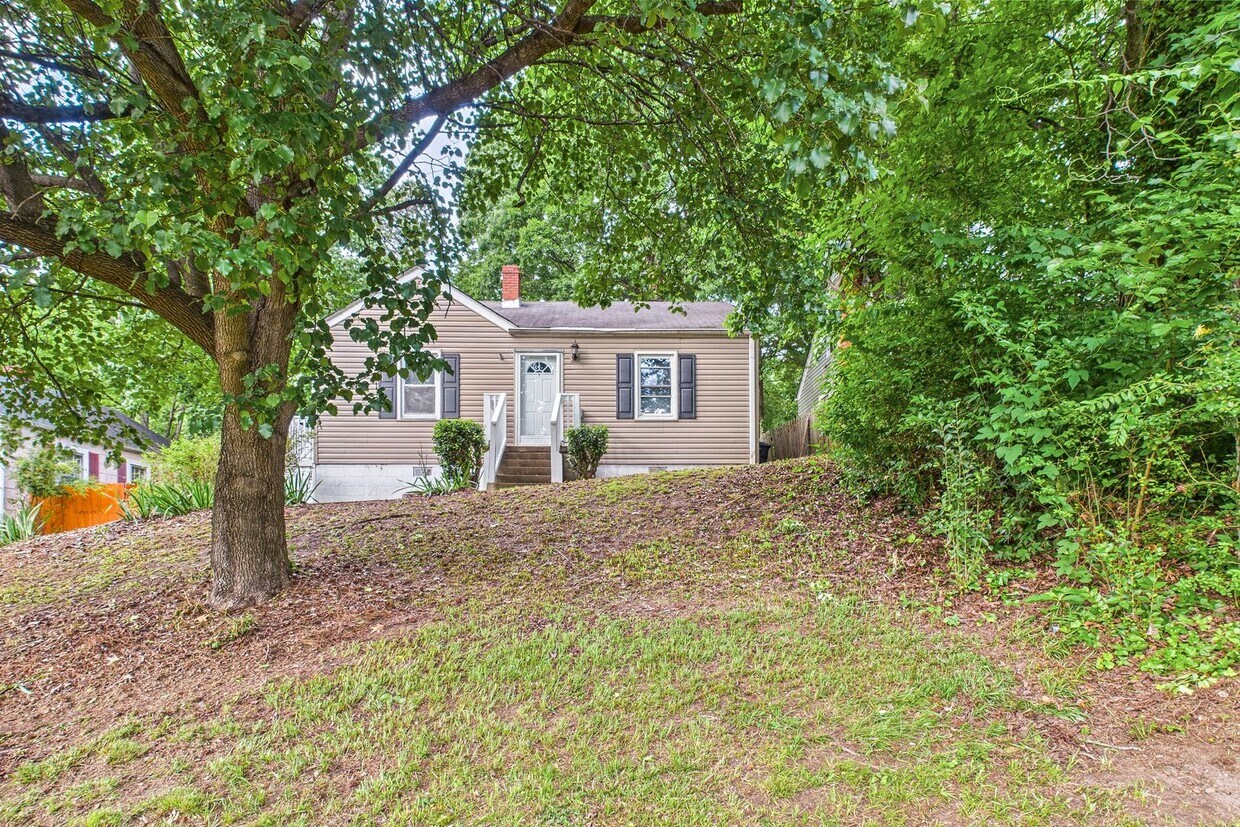 Foto principal - Adorable Home, Harwood Floors and Convenie...