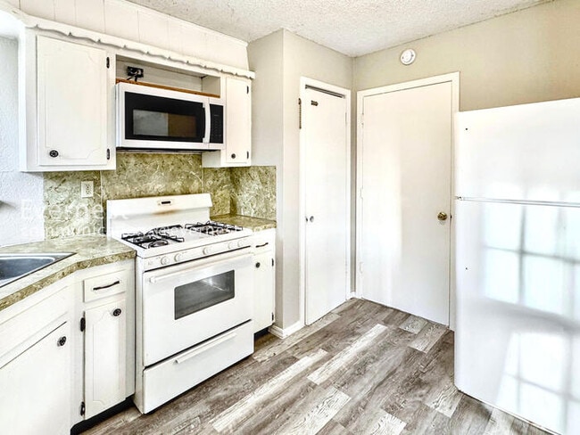 Building Photo - 1756 S Pine Ave