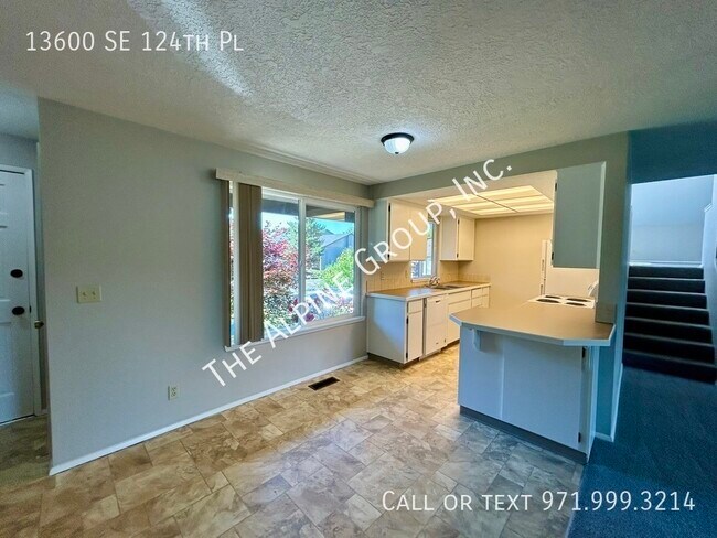 Building Photo - 3 Bedroom in Clackamas!