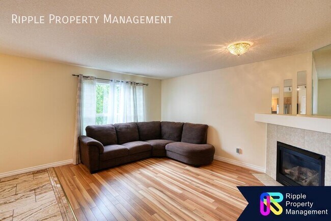 Photo du bâtiment - GORGEOUS 3 BEDS / 3.5 BATHS HOUSE WITH DOUBLE GARAGE PARKING!