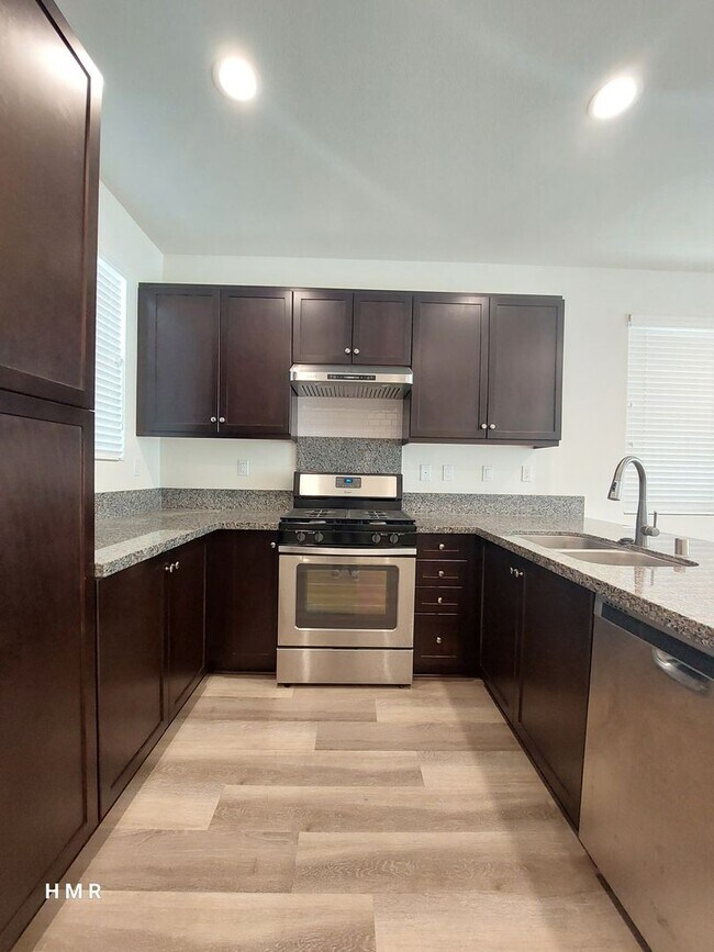 Foto del edificio - Charming 4 bed 2.5 bath in Anaheim! MUST S...