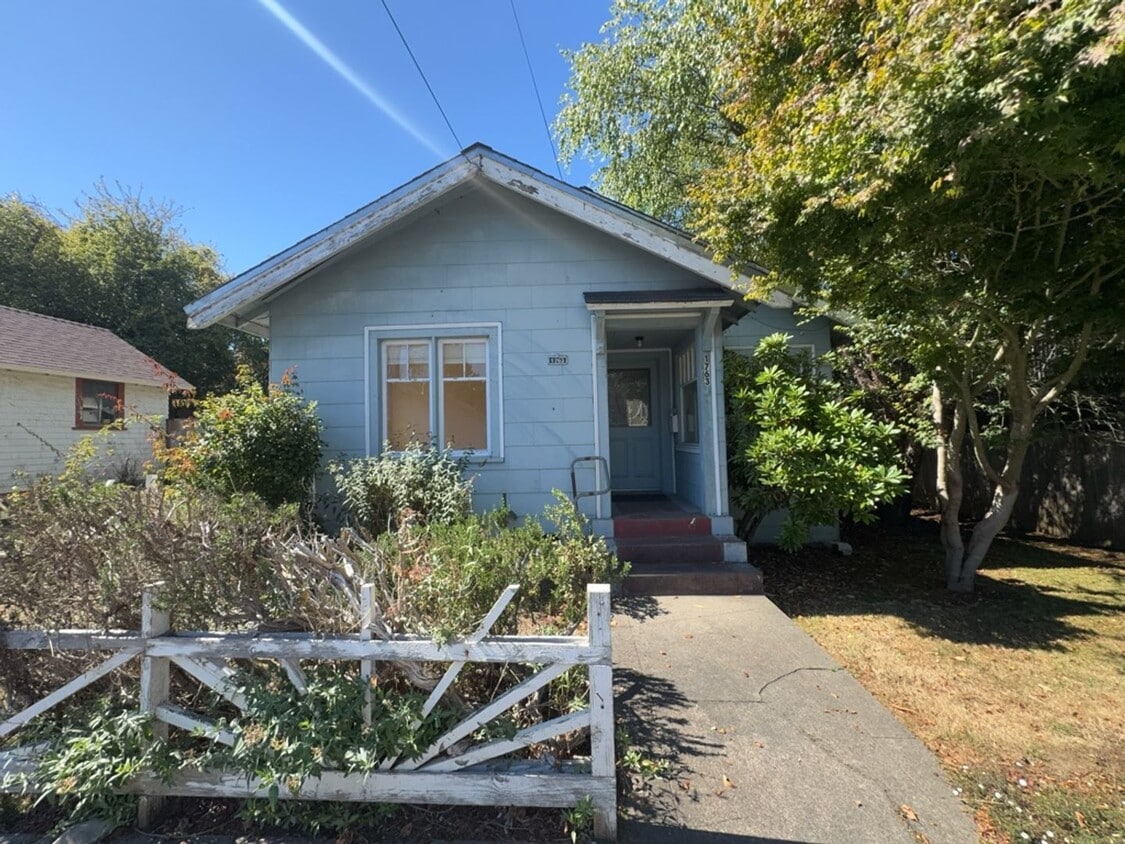 Primary Photo - Sit out with your pet on the patio of this Arcata home!